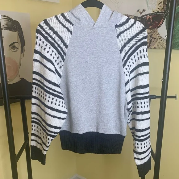 💫HP‼️💫 URBAN OUTFITTERS Hoodie w/ Knit Sleeves in Gray/Black/White, Small - Picture 3 of 7